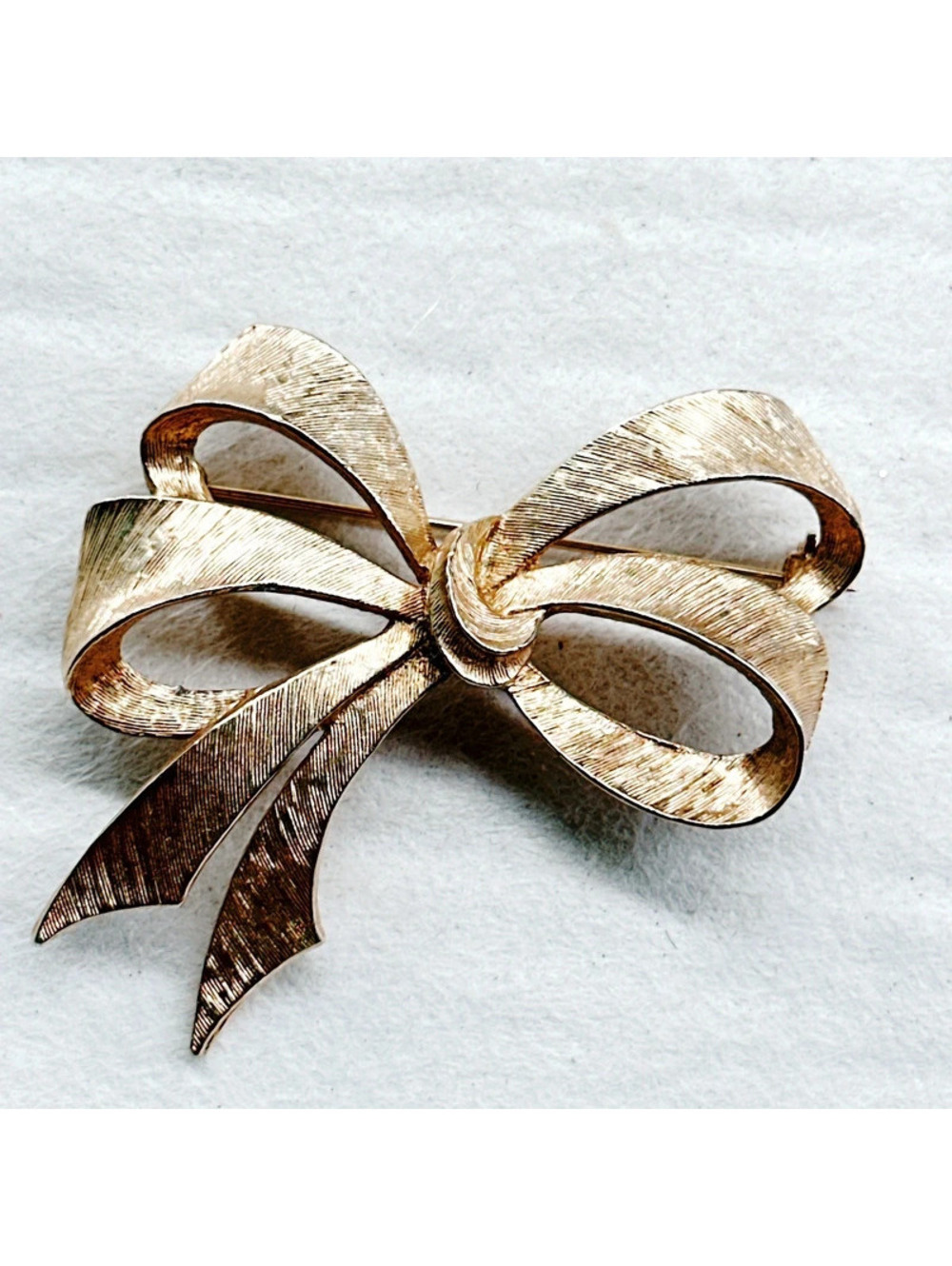 5408gc. Goldtone Sarah Coventry Bow Brooch